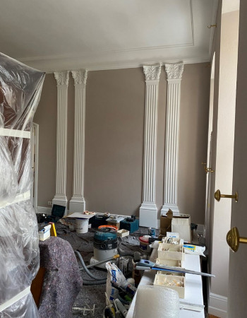 Wiederherstellung eines Festsaales in einem Landschloss unter Berücksichtigung der Entstehungszeit. Der Saal wurde zu DDR-Zeiten als Kantine genutzt und seiner gesamten Stuckarbeiten beraubt. 