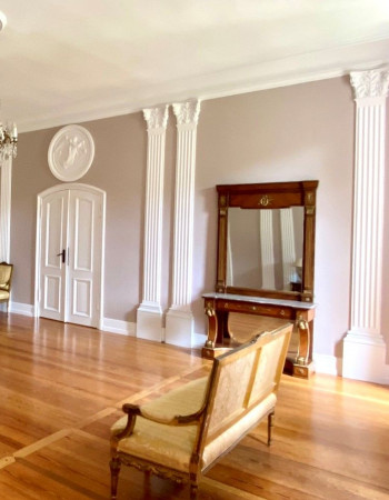 Wiederherstellung eines Festsaales in einem Landschloss unter Berücksichtigung der Entstehungszeit. Der Saal wurde zu DDR-Zeiten als Kantine genutzt und seiner gesamten Stuckarbeiten beraubt. 