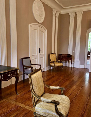 Wiederherstellung eines Festsaales in einem Landschloss unter Berücksichtigung der Entstehungszeit. Der Saal wurde zu DDR-Zeiten als Kantine genutzt und seiner gesamten Stuckarbeiten beraubt. 