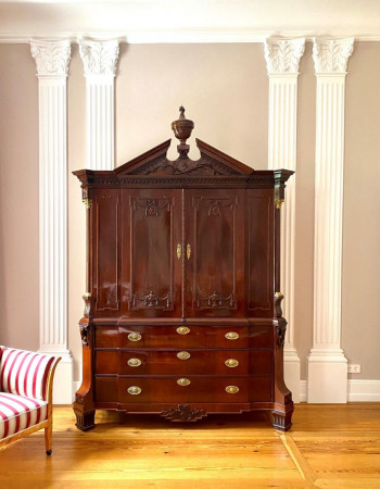 Wiederherstellung eines Festsaales in einem Landschloss unter Berücksichtigung der Entstehungszeit. Der Saal wurde zu DDR-Zeiten als Kantine genutzt und seiner gesamten Stuckarbeiten beraubt. 