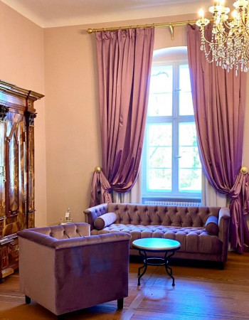 Wiederherstellung eines Festsaales in einem Landschloss unter Berücksichtigung der Entstehungszeit. Der Saal wurde zu DDR-Zeiten als Kantine genutzt und seiner gesamten Stuckarbeiten beraubt. 