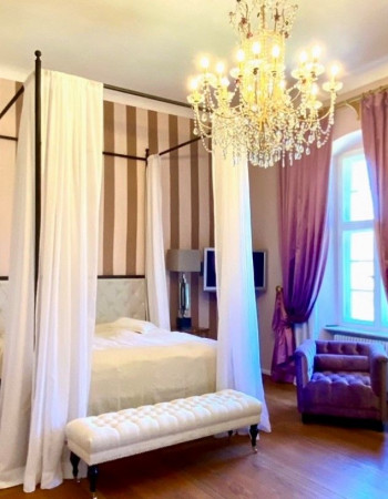 Wiederherstellung eines Festsaales in einem Landschloss unter Berücksichtigung der Entstehungszeit. Der Saal wurde zu DDR-Zeiten als Kantine genutzt und seiner gesamten Stuckarbeiten beraubt. 