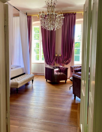 Wiederherstellung eines Festsaales in einem Landschloss unter Berücksichtigung der Entstehungszeit. Der Saal wurde zu DDR-Zeiten als Kantine genutzt und seiner gesamten Stuckarbeiten beraubt. 