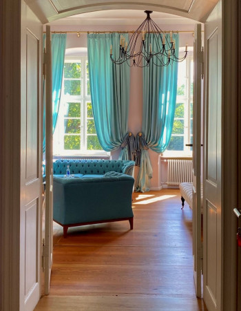 Wiederherstellung eines Festsaales in einem Landschloss unter Berücksichtigung der Entstehungszeit. Der Saal wurde zu DDR-Zeiten als Kantine genutzt und seiner gesamten Stuckarbeiten beraubt. 