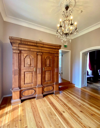 Wiederherstellung eines Festsaales in einem Landschloss unter Berücksichtigung der Entstehungszeit. Der Saal wurde zu DDR-Zeiten als Kantine genutzt und seiner gesamten Stuckarbeiten beraubt. 