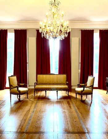 Wiederherstellung eines Festsaales in einem Landschloss unter Berücksichtigung der Entstehungszeit. Der Saal wurde zu DDR-Zeiten als Kantine genutzt und seiner gesamten Stuckarbeiten beraubt. 